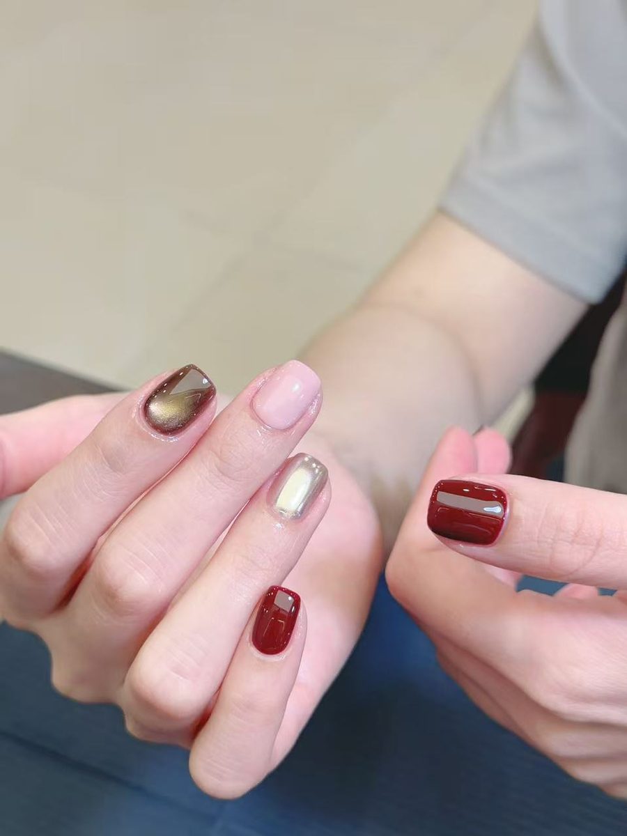 三月初九美甲·新中式精品店的深红与香槟金猫眼跳色客片
