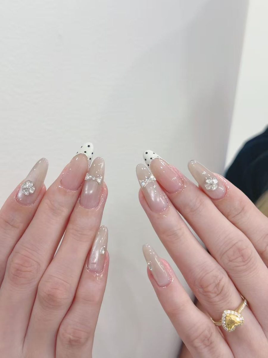 三月初九美甲·新中式精品店的长甲花朵镶钻客片,带波点点缀