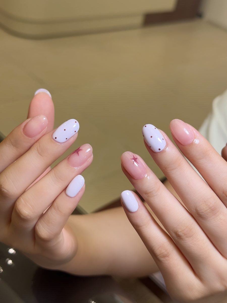 三月初九美甲·新中式精品店的淡紫与白色星点跳色客片