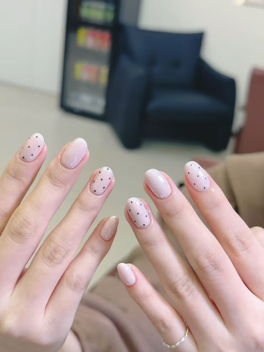 三月初九美甲·新中式精品店的法式波点圆方短甲客片