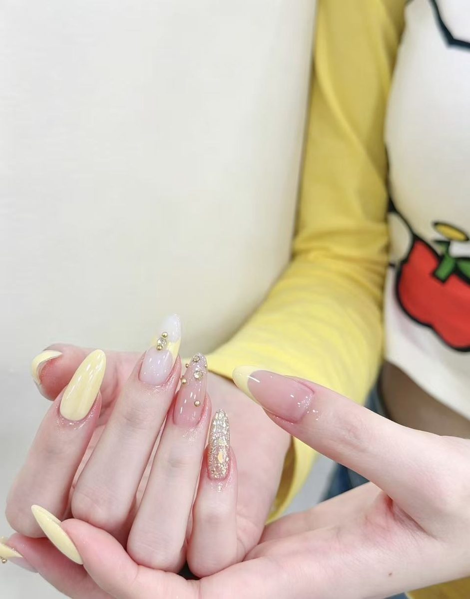 三月初九美甲·新中式精品店的奶黄长甲满钻客片