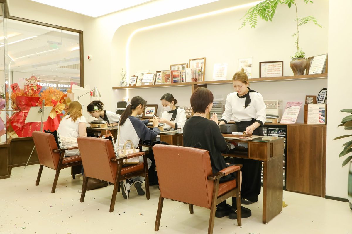 三月初九美甲·新中式精品店工位坐满顾客时的店内实拍