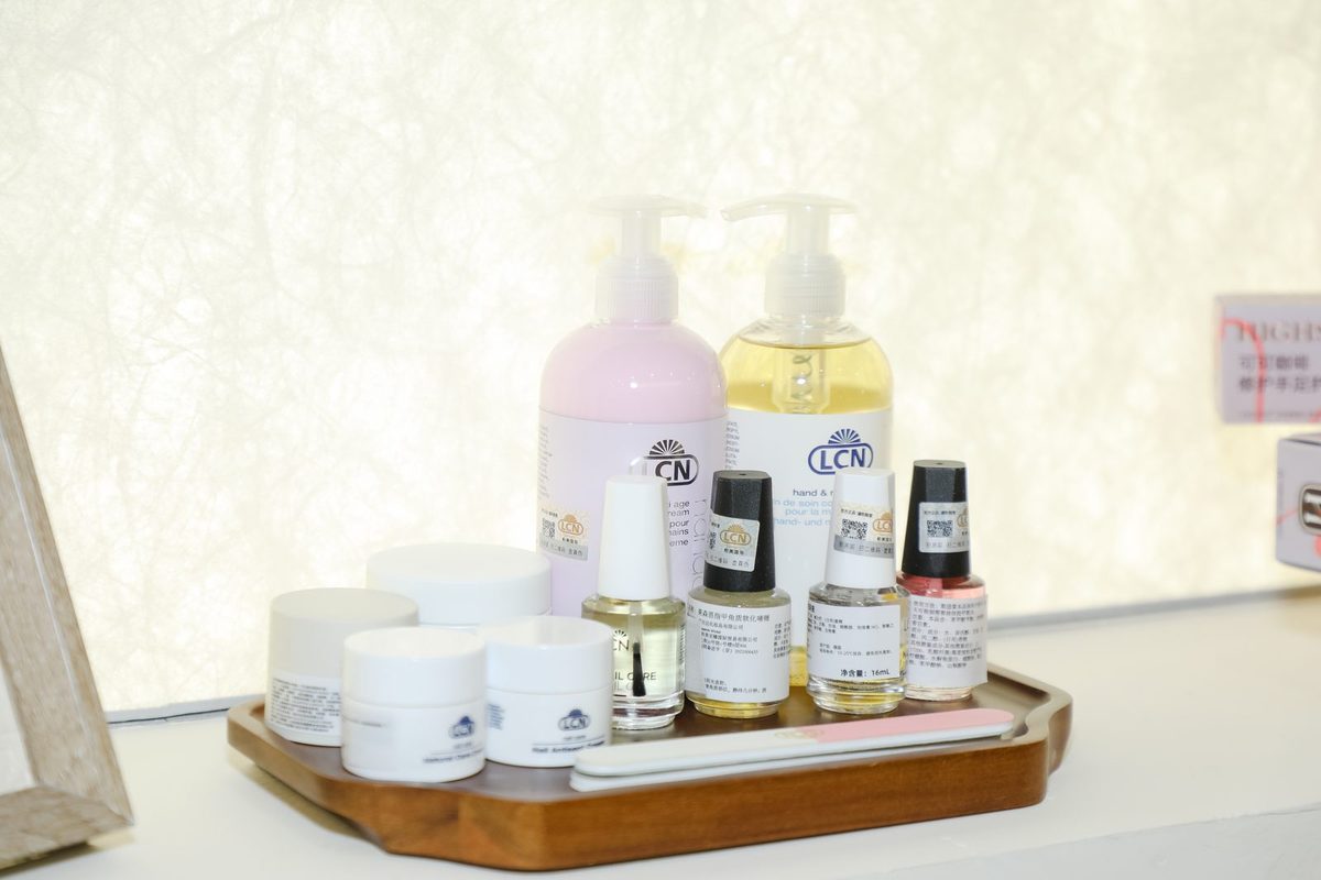 三月初九美甲·新中式精品店店内的香薰与护理用品托盘