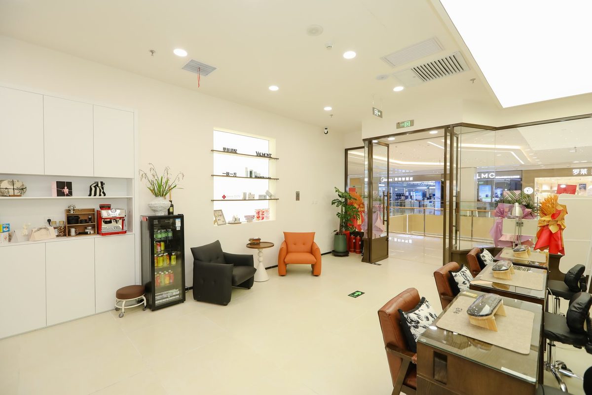 三月初九美甲·新中式精品店店内的休息区与陈列