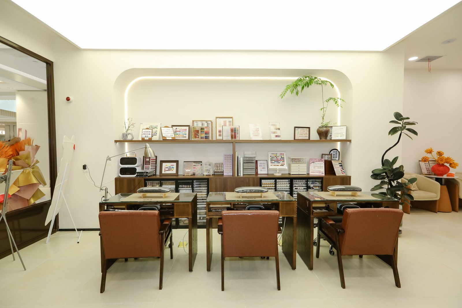 三月初九美甲·新中式精品店（北京大兴龙湖天街 2F 西区）店内的美甲工位与拱形灯带