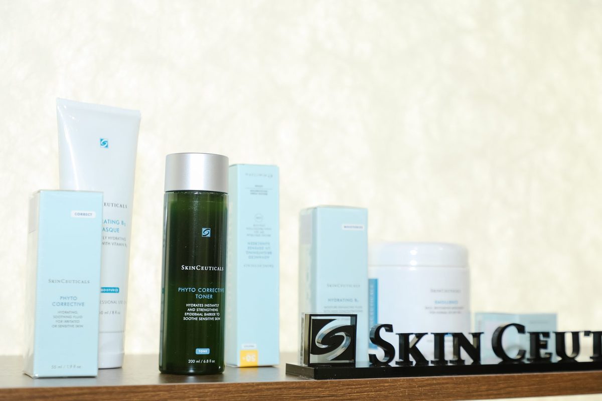 三月初九美甲·新中式精品店美肤区陈列的修丽可 SkinCeuticals 院线产品