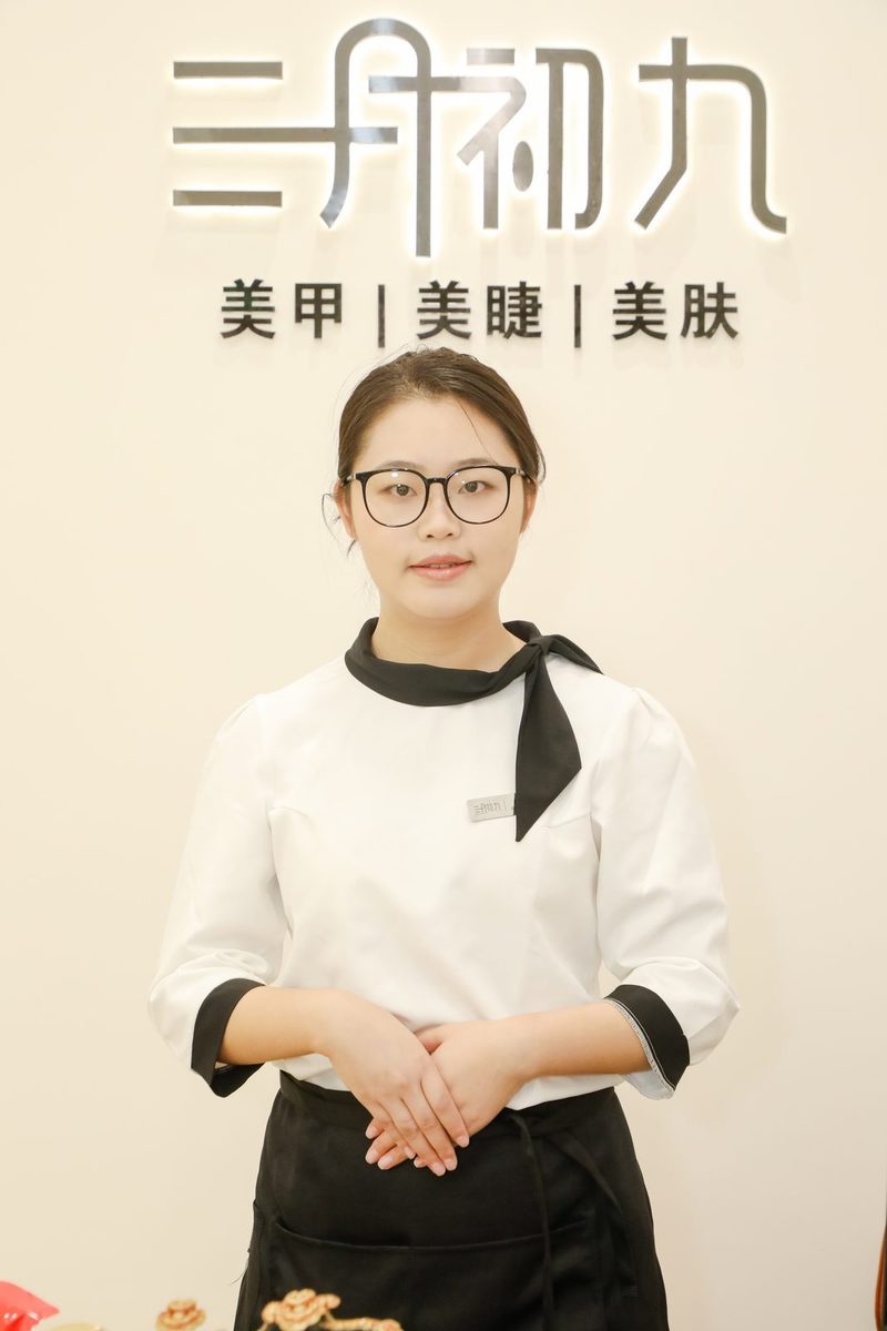 三月初九美甲·新中式精品店的店员形象照
